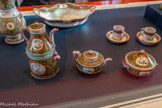 <center>Ensemble tisanière</center>Marseille, fabrique Veuve Perrin ou Honoré Savy.
Quatrième quart du XVIIIe siècle Faïence stannifère, décor de petit feu polychrome.
Collection particulière.
Ensemble complet de tisanière avec la théière, la cafetière et le bol à bouillon s'adaptant sur le corps cylindrique, dans lequel un emplacement est ménagé pour y placer une veilleuse.