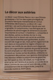 <center>Le décor aux astéries</center>Le décor « aux Chinois-fleurs » ou « aux Chinois- grotesques » fut l'un des sujets privilégiés de plusieurs fabriques marseillaises et connut différentes déclinaisons. Le décor dit « aux astéries » est particulièrement réputé pour son originalité. En polychromie, il se distingue par la présence de personnages de dimensions souvent importantes et surtout « d’astéries », comparées à des étoiles, astres ou étoiles de mer à cinq branches dont le dessin est cerné de pointillés bleus. Leurs branches sont guillochées, le plus souvent de rouge en épi, mais parfois également de vert dans un mouvement en légère inflexion en spirale. Les motifs de ces décors sont dispersés dans une organisation spatiale de grande fantaisie. Ils sont employés sur des moules de tout type de forme et sur toutes sortes de pièces, utilitaires ou simplement décoratives. Leur gamme chromatique très étendue reflète la polychromie de grand feu qui fait appel au bleu de cobalt, au rouge de fer ainsi qu’au vert tendre et au jaune. Le succès de ce décor, comme de ceux qui en sont dérivés, a très probablement été de longue durée, jusqu’à la seconde moitié du XVIIIe siècle.