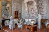 <center>La chambre d'apparat du château Borély.</center>Cet ensemble reconstitue fidèlement l’usage des « perses » dans les belles bastides provençales. Il témoigne de la passion que connaît la Provence pour les indiennes, cotons imprimés dont la technique est originaire d’Inde, de Perse et de l’Empire Ottoman, notamment en raison de la qualité et la résistance du matériau mais aussi de celle des couleurs qui perdurent, malgré les lavages et le temps.
Ces textiles commencent à affluer au XVIIe siècle par le port de Marseille et leur importation ne cesse de croître grâce à la création de la Compagnie royale des Indes en 1664. Leur succès est tel que le roi Louis XIV fait interdire le commerce d’indiennes sur le territoire français en 1686, et ce jusqu’en 1759, car il représente une concurrence déloyale pour les fabricants de textile français. C’est dans ce contexte que se développe la fabrication d’indiennes provençales, dans laquelle Marseille s’illustre dès les années 1650, pour devenir par la suite une production traditionnelle et emblématique. L’arbre de vie figuré ici est un motif originaire d’Inde très à la mode au XVIIIe siècle. Ces textiles irriguent d’abord le décor mobilier avant d’être utilisés pour l’habillement.