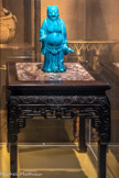 <center></center>Han Zhonglin.
Théodore Deck (1823-1891)
France, XIXe siècle, après 1874 Faïence, « bleu Deck ». Han Zhongli fait partie des huit immortels taoïstes. La divinité dépoitraillée, au ventre replet, se présente debout. L’éventail à plumes, un de ses attributs, est ici remplacé par un chasse- mouches, qu'il arbore de sa main droite, tandis que sa main gauche renferme une calebasse.
Théodore Deck reproduit à l’identique un bronze japonais du XVIIe siècle, issu de la collection Henri Cernuschi (1821-1896). Le faïencier a sans doute pu contempler cette œuvre à l’occasion de l’exposition organisée par le collectionneur en 1873, au palais de l’industrie à Paris, présentant une partie de ses bronzes chinois et japonais. Nicolas Zarifi s’est alors pris de passion pour cet artiste, dont le travail de l’émail lui rappelait certainement sa profession de maître-verrier.
<br>Petite table à encens xiangji. Han. Chine.
Dynastie Qing (1644-1911)
Bois de Zitan.
