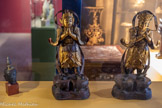 <center></center>Tête de Bouddha.
Thaïlande, Royaume d'Ayutthaya Style U-Thong, groupe B. XIVe-XVIIIe siècle. Bronze, traces de dorure. <br> Roi-gardien « Lokapala » : Weituo.
Chine
Fin dynastie Ming (1368-1644) - début dynastie Qing 1644-1911).
Bronze doré, laqué rouge. Cette statue représente vraisemblablement la divinité bouddhique Weituo.
Weituo est posté à l’entrée des temples comme gardien de ce lieu sacré. Dans la mythologie chinoise, il apparaît comme un dieu de moindre importance, chef des trente-deux généraux célestes qui dépendent des Quatre Rois. Son corollaire, présenté à coté, qui pourrait être un de ces quatre Rois-gardiens, permet de l’identifier comme tel. <br>
Roi-gardien « Lokapala » : Duowen ? Chine. Fin dynastie Ming (1368-1644) - début dynastie Qing (1644-1911). Bronze doré, laqué rouge. Les Lokapâla sont généralement représentés comme des guerriers en armure, dans des postures dynamiques. Considérés comme les protecteurs du bouddhisme, ils sont également invoqués pour la protection de l’Etat. Les Rois-gardiens sont postés aux quatre points cardinaux de l’univers ; Duowen se trouve au Nord.
La divinité se tient ici debout, l’air sévère, affectant la mudrâ caractéristique des formes terribles des divinités bouddhiques, les mains en quanyin. Cette mudrâ ésotérique signifie que la divinité s’est libérée des liens terrestres du désir et a franchi les dix étapes de la Connaissance.