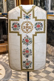 <center>Chasuble à décor de potiches asiatiques</center>Première moitié du XIXe siècle, avec intégration d’éléments du XVIIIe siècle. Moire et broderies polychromes au point de nœud
Tarascon, trésor de la collégiale royale.<br> Jusqu’au XXe siècle, de nombreux ornements sacerdotaux ont été confectionnés à partir d’étoffes remployées, issues du costume civil ou d’ornements plus anciens qui, abîmés ou passés de mode, ne pouvaient plus servir. Cette chasuble illustre la pénétration de motifs orientaux dans la paramentique sacrée.