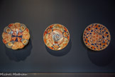 <center></center>De gauche à droite
Plat à bord polylobé.
Japon, Arita.
Ere Meiji (1868-1912), XIXe siècle. Porcelaine, style Imari.
<br> Plat
Atelier Seiji Kaisha Japon, Arita.
Ere Meiji (1868-1912), fin XIXe siècle Porcelaine, style Imari. <br>Plat
Atelier Seiji Kaisha. Japon.
Ere Meiji (1868-1912), fin XIXe siècle Porcelaine, style Imari. <br>
Legs Philippe-Auguste Jourde, 1913 Marseille, Château Borély — Musée des Arts décoratifs, de la Faïence et de la Mode