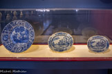 <center></center>De gauche à droite.
Plat creux de type kraak (fuyôde)
Japon, Arita.
Epoque d’Edo (1603-1868), circa 1655-1680. Porcelaine, bleu sous couverte (sometsuke). Ce plat creux, à bord lisse, respecte l’organisation esthétique des porcelaines chinoises de style kraak. Le décor du marli se compose de panneaux rayonnants, faisant figurer les symboles bouddhiques et taoïstes auspicieux ; le génépi, le livre et le losange étant ponctués par te sceptre religieux, le nyoi, ou ruyi en chinois. Les motifs dévalent dans le cavetto, arrêtés par un double liseré, qui délimite le médaillon central, représentant un paysage lacustre. Là, un daim s’abreuve sur les rives d’un lac, où s’épanouissent des fleurs et virevoltent des papillons. <br>
Plat ovale à bord chantourné
Chine, Compagnie des Indes Dynastie Qing (1644-1911), époque Qianlong (r. 1735-1796).
Porcelaine, décor bleu et blanc.<br> 
Plat ovale à bord chantourné
Chine, Compagnie des Indes Dynastie Qing (1644-1911), époque Qianlong (r. 1735-1796).
Porcelaine, décor bleu et blanc. <br>
Legs Philippe-Auguste Jourde, 1013 Marseille. Château Borély - Musée des Art» décoratifs, de le Faïence et de la Mode.