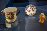 <center></center>Cache-pot. Goult. Fin XVIIIe siècle.
Faïence stannifère, décor de petit feu.
Don Marie Grobet, 1919
Marseille, Musée Grobet-Labadié.
L'origine de l'iconographie de la scène pe au recto du cache-pot est la gravure Le A de musique {circa 1750) du peintre anime Christophe Huet (1694-1759) à laquelle » rajoutée la figure du singe de L'Oiseau de reproduite à gauche du groupe.
<br> Assiette à décor de singeries
Moustiers, fabrique Olérys-Laugier Circa 1745
Faïence stannifère, décor de grand feu.
Don Henry J. Raynaud, 19S2 Marseille, Château Borély - Musée des Arts décoratifs, de la Faïence et de la Mode.<br>
Théière en forme de singe.
Apt. Fin XVIIIe-début XXe siècle. Faïence fine. Collection J.G. Peyre- J.C. Sieberth.