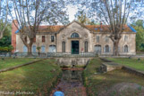 <center>Le château d'Avignon. </center>Les bâtiments, organisés autour de l'axe du porte-eau et des bassins de décantation, forment un ensemble monumental dédié à la maîtrise de l'eau. Aujourd'hui ces installations sont toujours en usage et permettent l'irrigation des terres jusqu'à l'étang du Vaccarès