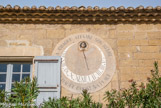 <center>Le château de Teillan. </center> Un membre de la famille, Alexis d'Adhémar, fut préfet d'Empire à Antibes. C'est lui qui installa ce cadran solaire. Il s'arrête à cinq heures....