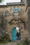 <center>Le château de Teillan. </center> Porte italienne, surmontée des armoiries des Adhémar, taillée en pointe de diamant.
