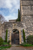 <center>Le château</center>Le château. 1290-1568 : Les Adhémar (Giraud d’Adhémar de père en fils) règnent en tant que Barons d’Aps et co-seigneur de La Roche d’Aps avec la famille Du Teil (Barons du Teil).

1612-1668 : Famille de la Beaume de Suze règne. C’est à cette famille que l’on doit l’aspect actuel du château.

Le 10 août 1789 le château est saccagé. Le dernier comte d’Aps fut Charles-Laure de Montagut.

1668-1793 : Famille de Montagut.

1779 : les habitants d’Aps refusent de s’acquitter de certaines redevances. Le château devient un bien national.

1834 : Branche des Montagut s’éteint.

1880 : Docteur Gaillard entreprend des restaurations, les propriétaires se succèdent jusqu’en 1975.

1975 : Docteur Magdeleine Frimat entreprend des restaurations, ouvre le château au public, organise des expositions tous les étés et accueille spectacles et séminaires, aujourd’hui ses enfants continuent son oeuvre.