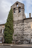 <center>Alba-la-Romaine</center>Le clocher mur à 3 ouvertures de l'église saint André. Après l'abandon de la cité romaine, il faut attendre le Moyen-Âge pour trouver mention d'une nouvelle agglomération à l'emplacement du village actuel. Au XIe ou XIIe siècle, un donjon, puis un château fort, furent édifiés sur le neck qui porte le château actuel. Des maisons commencèrent à se grouper à son pied, amorce d'un village castral.
