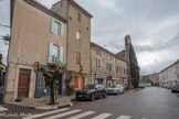 <center>Alba-la-Romaine</center>Rue du Barry, qui reprend le tracé du fossé entourant les anciennes fortificationsdu XIVe-XVIe. Les premiers indices d'une présence humaine dans le bassin d'Alba se situent au Néolithique récent (2500 - 2300 av. J.-C.). Le Ier siècle avant J.-C.
 est la  période où les Helviens sont progressivement assimilés et intégrés à la province romaine de Transalpine qui, sous Auguste, deviendra la Narbonnaise. A cette époque, plusieurs sites se trouvaient déjà habités sur la rive gauche de l'Escoutay. L'espace occupé par cette agglomération préfigurerait donc, en plus lâche, l'emprise du futur chef-lieu de cité. Pendant les deux à trois premiers siècles de l'empire romain, peu d'évènements concernant la cité d'Alba nous sont connus.