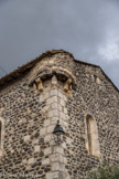 <center>Alba-la-Romaine</center>Eglise saint André. Cette échauguette a été tronquée à la suite de la réfection de la toiture. Les maîtres d’œuvre, maçons du pays, avaient reçus l’autorisation de prélever des pierres en calcaire taillé, dans les ruines autour de St Pierre. Ils les ont remployées en parement sur toute une partie de la façade méridionale et dans le clocher.