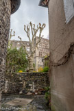 <center>Alba-la-Romaine</center>La rue du Four et le château. Dès le Moyen-Âge le village d'Aps était fortifié et le château bordé par un fossé à l'emplacement de l'actuelle rue du Four. Une deuxième campagne de fortification a lieu entre la fin du XIIIe et le début du XIVe siècle, mais la mise en place définitive des structures de protection ne s'effectua que dans les premières années du XVIe siècle. Leur tracé est celui des actuelles rues du Barry et de la Tour.
