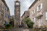 <center>Alba-la-Romaine</center>Place de l'horloge. Peu de textes informent sur la vie intra-muros d’Aps au  Moyen-Âge. Pourtant, nous trouvons dès le début du XV siècle mention d'une place couverte, lieu de marches et de foires, véritable cœur économique de la ville médiévale. C’est probablement grâce à cette place que le petit bourg d'Aps se développe au point de repousser le mur d'enceinte de plusieurs mètres à l'ouest du premier rempart. Il n'existe plus de halle aujourd'hui en ce lieu.Cette petite place, comme une autre près du château, servait de place publique dès le début du 14e siècle.
