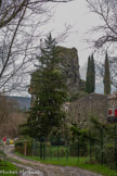 <center>Le hameau de La Roche.</center>Le donjon primitif se laisse deviner par quelques murs implantés au sommet du neck volcanique autour duquel s’est regroupé l’habitat (le roc St Jean).