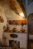 <center>Le château</center>La cuisine médiévale. La jardinière (cuisinière à braises XIXe siècle).