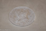 <center>Le château</center>La salle des fresques. Portrait de Louis XVI, entouré des figurines des différents roi de France.