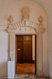 <center>Le château</center>Deuxième étage. Fervent royaliste, le Dr Gaillard a laissé de nombreuses dédicaces à la défunte monarchie dont cette porte palière ouvrant sur la galerie des salles qui comporte des symboles commémorant la mort de Louis XVI et de Marie-Antoinette : les deux urnes funéraires et la fleur de lys.