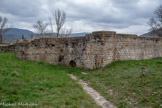 <center>Le site archéologique d'Alba</center>L'ouverture dans le mur correspond à la sortie des eaux usées du bâtiment.