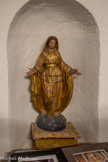 <center>L'église Saint André</center>Sacristie. La Vierge terrassant le serpent est un grand classique de l’iconographie catholique de l’Immaculée Conception. Cette Vierge se présente debout, les bras largement ouverts. Elle est posée sur un demi globe terrestre autour duquel s’enroule un serpent. Elle l’écrase fermement de son pied nu. Pour autant, le visage de la Vierge Marie, légèrement incliné, est paisible, comme rasséréné. Elle est vêtue d’une longue robe et d’une toge. Une capuche recouvre sa chevelure.