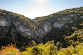 <center>Rochecolombe</center>La Cascade de Rochecolombe, c’est une chute d’eau naturelle qui a la particularité de ne pas couler toute l’année. Il faut donc s’armer de patience pour voir la cascade active… et attendre les épisodes pluvieux. C’est le lendemain d’une très forte pluie qu’elle est la plus spectaculaire et puissante. L’eau, turquoise et limpide, jaillit du haut de la falaise et vient s’écraser sur un énorme rocher au pied de la falaise, avant de se faufiler, puissante et bruyante, dans les petites vasques naturelles formées par l’érosion.