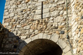<center>Vogüé</center>L'écusson des seigneurs de Vogüé est incrusté dans le mur sud du clocher de l'église.