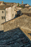 <center>Vue prise du clocher de l'église romane. </center>A gauche, tout en haut, le sommet de la Tour Carrée. A droite, le clocher de la nouvelle église.