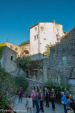 <center>La place de l'église romane</center>