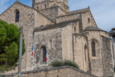 <center>Eglise Saint Andéol. </center> Les trois absides semi-circulaires, relativement hautes et étroites, sont ornées d'arcatures lombardes, décor qui s'étend d'ailleurs à l'ensemble de l'édifice. Il a été restauré au xixe siècle. Ce décor, ainsi que le parement des murs en petit appareil calcaire régulier sommairement taillé au pic reste dans la tradition du premier art roman méridional.