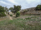 <center>Le camp de César. </center> Rempart gaulois du Vème siècle avant notre ère. Ce rempart était flanqué de tours pleines quadrangulaires et défendant à l'ouest le village primitif. Enceinte reposant sur le rocher, construite à l'aide de gros blocs calcaires bruts d'extraction et posés à sec. Largeur moyenne : 5 m. Tracé reconnu sur plus de 300 m.