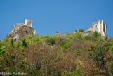 L'ensemble castral, avec le donjon à gauche, et  la maison seigneuriale à droite.