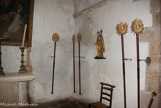 <center>Chapelle Notre-Dame-des-Anges.</center> Entre les bâtons de procession, statuette de Sainte Marthe.