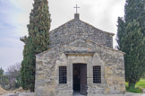 <center>Chapelle saint Joseph des champs</center>Aujourd'hui, la nouvelle entrée, de forme rectangulaire, est entourée de deux fenêtres munies de barreaux entrecroisés de fort bonne qualité. Sur le fronton de la porte, une inscription invoque la protection du Saint: 