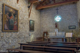 <center>Chapelle saint Joseph des champs</center>La nouvelle chapelle ne possède pas de voûte et la toiture apparaît à l'œil, contrairement à la chapelle première dont la voûte plein cintre ne permet pas de voir la charpente.