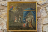 <center>Chapelle saint Joseph des champs</center>On remarque aussi, sur le mur latéral droit, un ex-voto. L'ex-voto est en général un petit tableau qui exprime la reconnaissance de quelqu'un qui ayant fait un vœu (votum, en latin) en a reçu satisfaction. L'ex-voto représente la plupart du temps, le dessin de l'évènement qui a motivé le vœu.
Ainsi, dans celui que possède la chapelle on voit une scène de maladie: un enfant malade dans un grand lit à alcôve de riche tissu, à ses cotés une personne lui donne des soins, tandis qu'à genoux, devant le lit, les parents anxieux regardent le ciel; tout à gauche du tableau, on voit une religieuse et une autre personne inclinées dans une attitude de grande supplication.