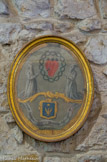 <center>Chapelle saint Joseph des champs</center>Tout à côté de cet ex-voto, un tableau ovale, de 45 cms sur 34 de diamètre montre un cœur, surmonté de trois clous avec, tout autour, un entrelacs d'épines. Il s'agit de l'amour du Cœur de Jésus. Deux pénitents blancs, à genoux, regardent et contemplent le Cœur. On sait que les pénitents blancs avaient une particulière dévotion aux Cinq Plaies du Christ tout en étant d'ardents défenseurs de la Foi, en même temps qu'ils s'occupaient de charité et du soin des pauvres. Les couleurs de cette toile, posée sur carton, les ors, les rouges et les rocailles sont typiques du XVIIIème siècle. D'ailleurs des précisions sont fournies par la banderole du bas du tableau, où l'on peut lire: «Marc Bigonnet, Natif d'Avignon, Recteur des Pénitents Blancs de 1774 -1775 ; Roquemaure»