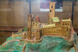 <center>Roquemaure.</center> Maquette du château. Le château aux sept tours, dont deux seulement subsistent, fut l'un des plus grands du Languedoc. Entouré par un large fossé et par le canal du port, il abrita les réserves de St Louis pour les Croisades et abrita aussi, en 1314, le Pape Clément V qui y mourut le 20 Avril.