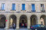 <center>Roquemaure.</center> Place de la Mairie avec ses arcades très anciennes, dont une partie fut rénovée en 1726.