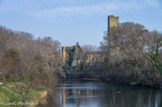<center>Roquemaure.</center> Vestiges de l'ancien Port de Roquemaure. Entre 1780 et 1800, Monsieur de Villardy, Marquis de Montlaur, propriétaire de la petite Ile de Miémart, construisit des ouvrages sur le Rhône pour retenir les alluvions du fleuve. Rapidement cette île s'agrandit de façon conséquente, rendant bientôt le port de Roquemaure impraticable.
Sur l'emplacement de ce port, des mares se formèrent qui polluaient la nappe phréatique et les puits de la ville. Périodiquement des épidémies provoquaient un fort taux de mortalité sur Roquemaure.
Afin de créer une alimentation et un écoulement de ces mares, un canal fut ainsi construit en 1822, pour assainir cette zone. On construisit alors le nouveau port, plus au Nord Est de la Ville que le précédent, au pied de la tour ronde. L'arrivée du chemin de fer mit fin aux activités de celui-ci.