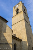 <center>Roquemaure.</center> La Collégiale. Au XIVème siècle, une ville doit pouvoir se défendre contre des troupes de brigands, ou des armées étrangères. Construite hors des remparts, la collégiale est flanquée d’une tour défensive culminant à plus de 46 coudées, elle est plus élevée que le donjon du château royal. Son sommet est couronné de merlons et de créneaux tandis que sur ses quatre faces s’ouvrent des arbalétrières. Au XVIIème siècle la tour de défense fut transformée en clocher avec plusieurs cloches.