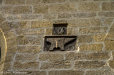 <center>Roquemaure.</center> Sculpture de la confrérie des forgerons et des bijoutiers. A ce niveua, dans l'