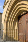 <center>Roquemaure.</center> D’autre part, si nous observons la porte d’entrée de l’édifice qui représente symboliquement le Christ, nous constatons de part et d’autre 6 jambages soutenant les voussures. Ces jambages figurent les apôtres. En définitive c’est une image symbolique de la cène qui rappelle aux fidèles la signification de l’eucharistie.