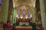 <center>Roquemaure.</center> Au début du 14 ème siècle, l’architecture romane (inspirée des romains) du Midi de la France subit l’influence du style gothique venu du Nord. Ce nouveau style n’est pas accepté d’emblé, si bien que nous avons un mélange des deux architectures que les historiens ont défini comme : le gothique méridional.
Les bâtiments religieux construits dans le Midi de la France à cette époque subissent souvent l’influence des franciscains (disciples de saint François d’Assise) qui préconisaient un grand dépouillement dans la décoration des églises afin que pendant l’office, les fidèles ne soient point distraits. La collégiale ne possède point de transept, les bâtisseurs ayant choisi une symbolique du Dieu en gloire et non l’image de la Croix. L’emplacement de l’autel n’a pas été choisi au hasard, il se trouve au dessus de l’intersection de deux veines d’eau repérées à 5 ou 6 mètres de profondeur.