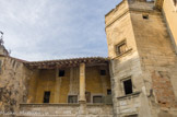 <center>Roquemaure.</center> Un chapitre de dix chapelains et deux diacres est créé en 1345. Ces abbés vivent dans une maison près de l'église qui porte aujourd'hui le nom de «Maison du Chapitre».