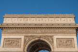 <center>Arc de Triomphe. </center> Face Sud. Le second registre est animé de grands cadres de pierre rectangulaires, ornée d’un bas-relief, et surmonté d'un entablement, comprenant une frise historiée, sous une corniche saillante. Le troisième registre dans la partition verticale de l'édifice est un important étage d'attique orné de 30 boucliers. Sur les boucliers sont gravés les noms de grandes batailles de la Révolution et de l'Empire : Valmy, Jemappes, Fleurus, Montenotte, Lodi, Castiglione, Rivoli, Arcole, Pyramides, Aboukir, Alkmaar, Zurich, Héliopolis, Marengo, Hohenlinden, Ulm, Austerlitz, Iéna, Friedland, Somosierra, Essling, Wagram, Moskowa, Lützen, Bautzen, Dresde, Hanau, Montmirail, Montereau et Ligny. (11 sur chacun des deux grands côtés et 4 sur chacun des deux petits). L'attique est couronnée d’une balustrade composée de masques à tête de méduse et de palmettes.