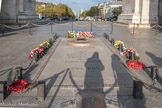 <center>Arc de Triomphe. </center> Sous la grande voûte,  la dépouille du Soldat inconnu, tué lors de la Première Guerre mondiale, y a été inhumée le 28 janvier 1921. 8 corps anonymes sont choisis et un soldat, en déposant un bouquet sur un des corps, sélectionne celui qui sera le soldat inconnu.