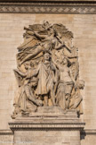 <center>Arc de Triomphe. </center> Face Sud. Le Triomphe de 1810 par Jean-Pierre Cortot. Le triomphe de Napoléon évoque l’année 1810 et l’apogée du règne de Napoléon : succession de victoires, mariage avec Marie-Louise d’Autriche, qui lui donnera un héritier. L’Empereur est vêtu à l’antique, entouré des allégories d’une ville, agenouillée, qui demande sa protection à l’Histoire gravant les explexploits du héros, de la Victoire qui lui attribue la couronne de lauriers. En haut de la scène, la Renommée sonne la trompette.