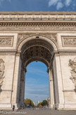 <center>Arc de Triomphe. </center> Ses dimensions : Haut de 49,54 m, large de 44,82 m et profond de 22,21.  La hauteur de la grande voûte est de 29,19 m et sa largeur de 14,62 m. La petite voûte mesure 18,68 m de haut et 8,44 m de large. Il pèse 50 000 t. Le 7 août 1919, un as de l'aviation, Charles Godefroy, réussit à passer en avion (avec un appareil biplan Nieuport 17) sous l'Arc de Triomphe.
