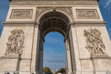 <center>Arc de Triomphe. </center> Face Sud. Le programme iconographique comprend : quatre haut-reliefs posés sur des socles élevés, adossés aux piédroits et hauts de 18 mètres ; au-dessus des quatre groupes ainsi que sur les côtés de l'arc se trouvent      six bas-reliefs plus petits, retraçant des scènes de la Révolution et de l'Empire. Les grandes arcades sont rehaussées dans leurs écoinçons de figures allégoriques représentant des personnages de la mythologie romaine (Renommées ou Victoires), exécutées par James Pradier Ici, deux Renommées, avec le pied posé sur un globe, leurs mains tenant une trompette.