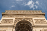 <center>Arc de Triomphe. </center> Face Sud. La frise s'intitule le Départ des Armées, par Brun, G. Jacquot et Laité. Les grands personnages de la Révolution et de l'Empirer sont représentés autour de l'autel de la Patrie, distribuant les étendards aux armées sur le départ. La frise continue jusqu'au milieu des petites façades latérales. Dans les écoinçons, deux Renommées, avec le pied posé sur un globe, leurs mains tenant une trompette.